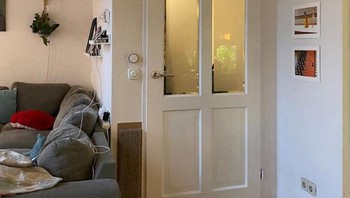 Kemampuan kucing yang bikin kaget. Coba lagi sendirian diintip begitu. Foto: YourNameWisely via Bored Panda