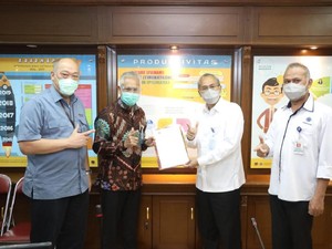 Kemnaker Serahkan SKKK Keahlian Biopharmaceutical ke PT Bio Farma