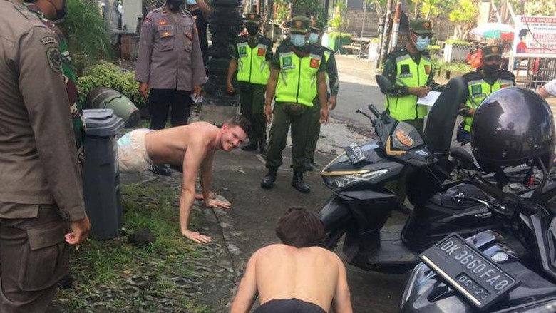 Kepatuhan Aturan COVID-19 di Bali Tinggi. Tapi Banyak Warga Asing yang Nakal Kepatuhan Aturan COVID-19 di Bali Tinggi. Tapi Banyak Warga Asing yang Nakal