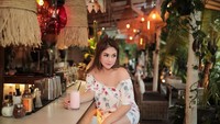 Wanita 28 tahun ini terlihat sangat cantik saat santai di kafe. Ia melakukan pemotretan ditemani segelas minuman segar. Foto: Instagram celine_evangelista
