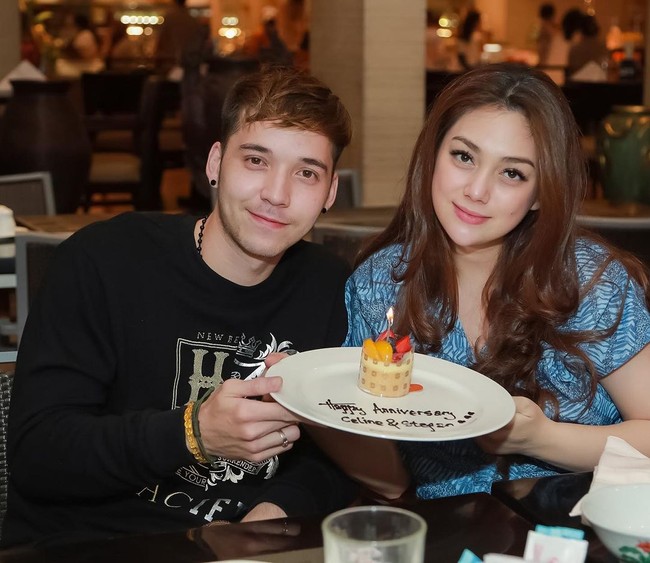 Setelah gagal membina rumah tangga dengan Dirly Sompie, Celine Evangelista kembali menikah dengan Stefan William. Celine dan Stefan menikah pada November 2016. Foto: Instagram celine_evangelista