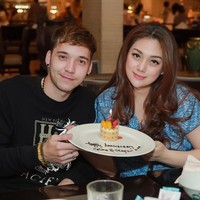 Setelah gagal membina rumah tangga dengan Dirly Sompie, Celine Evangelista kembali menikah dengan Stefan William. Celine dan Stefan menikah pada November 2016. Foto: Instagram celine_evangelista