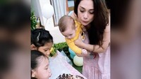 Ibu 4 anak ini tak pernah melewatkan momen-momen berharga bersama keempat anaknya, termasuk saat tiup lilin kue ulang tahun. Foto: Instagram celine_evangelista