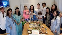 Ikut merayakan lebaran pertengahan tahun kemarin, Celine adakan jamuan makan bersama para ART-nya yang beragama Islam. Di sini Celine menunjukkan betapa indahnya toleransi beragama. Foto: Instagram celine_evangelista