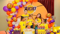 Di Instagram Celine kerap memamerkan kekompakan bareng keluarga. Seperti ketika merayakan ulang tahun Lucio dengan tema basket. Smash cake yang dihadirkan juga berkonsep basket lho! Foto: Instagram celine_evangelista