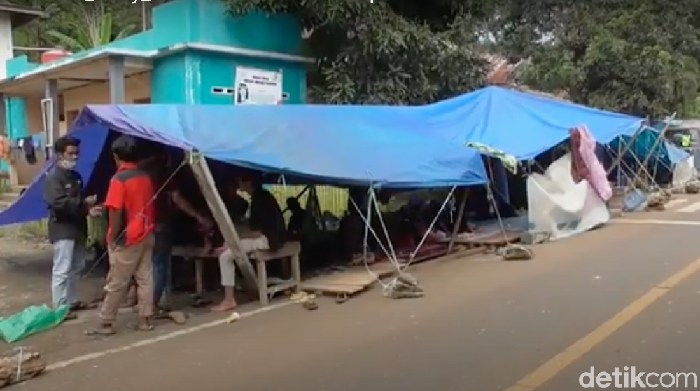 Korban gempa Sulbar di Mamuju dirikan tenda di bahu jalan (Abdy/detikcom).