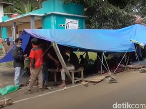 Nekat! Pengungsi Gempa Dirikan Tenda di Bahu Jalan Trans Sulawesi