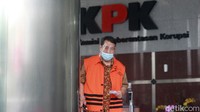 Tiga tersangka korupsi PT Dirgantara Indonesia (PTDI) secara terpisah menuju mobil tahanan di Gedung KPK Jakarta, Senin (18/1/2020). 