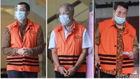 Tiga tersangka yakni Kepala Divisi Pemasaran dan Penjualan PT DI 2007-2014 Arie Wibowo (baju kotak-kotak),  Dirut PT Selaras Bangun Usaha, Ferry Santosa Subrata (baju putih garis-garis) dan Dirut PT Abadi Sentosa Perkasa Didi Laksamana.