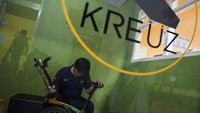 Meskipun sebagian orang menyebut Kreuz sebagai Brompton made in Bandung, menurut Yudi, sepeda yang dibuatnya memiliki perbedaan seperti ukuran ban 16 inci, frame bagian atas lebih rendah dan bahan baku kerangka sepeda (main frame) menggunakan bahan chromoly atau campuran bahan chromium dan molybdenum.  