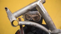 Pembatasan aktivitas selama pandemi membuat ratusan hingga ribuan roda perekonomian masyarakat terpukul bahkan terjun bebas, dari beralih profesi hingga berganti usaha agar tetap bisa bertahan hidup.  