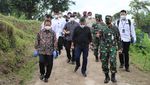 Menteri Sakti Wahyu Trenggono Tebar Benih Ikan di Yogyakarta