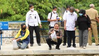 Menteri Trenggono disambut oleh Danlanud Adi Sutjipto, Marsekal Pertama Yani Amirullah bersama Danlanal Yogyakarta l, Kolonel Harry Indarto serta Kepala Dinas Kelautan serta Perikanan Yogyakarta, Bayu Mukti Sasongko. Foto: dok. KKP