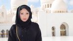 Potret Seksi Model Playboy yang Beli Klub Bola Saat Pergi Liburan