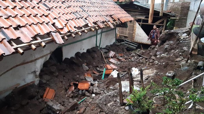 Longsor di tasikmalaya, dua rumah rusak