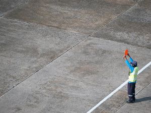 Berapa Gaji Tukang Parkir Pesawat di Indonesia?