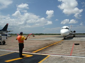 Begini Cara Menjadi Marshaller, Si Tukang Parkir Pesawat