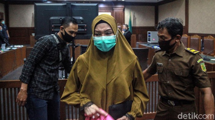 Sidang pleidoi dengan terdakwa Pinangki Sirna Malasari ditunda karena ayahnya meninggal dunia. Pinangki pun langsung menghadiri pemakaman dengan mata sembab.