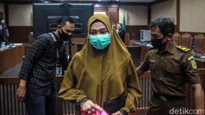 Mata Sembab Pinangki Sebelum Menghadiri Pemakaman Ayahnya