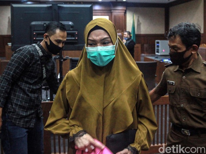 Sidang pleidoi dengan terdakwa Pinangki Sirna Malasari ditunda karena ayahnya meninggal dunia. Pinangki pun langsung menghadiri pemakaman dengan mata sembab.