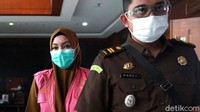Dengan dikawal petugas, Pinangki yang mengenakan rompi tahanan berangkat menuju acara pemakaman ayahnya.