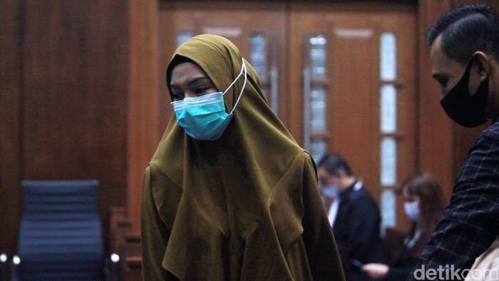 Sidang pleidoi dengan terdakwa Pinangki Sirna Malasari ditunda karena ayahnya meninggal dunia. Pinangki pun langsung menghadiri pemakaman dengan mata sembab.