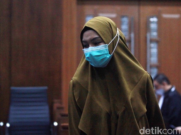 Sidang pleidoi dengan terdakwa Pinangki Sirna Malasari ditunda karena ayahnya meninggal dunia. Pinangki pun langsung menghadiri pemakaman dengan mata sembab.