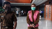 Tangan Pinangki juga diborgol saat keluar ruang sidang untuk menghadiri pemakaman ayahnya.