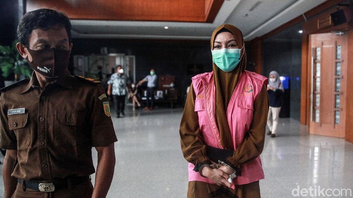 Sidang pleidoi dengan terdakwa Pinangki Sirna Malasari ditunda karena ayahnya meninggal dunia. Pinangki pun langsung menghadiri pemakaman dengan mata sembab.
