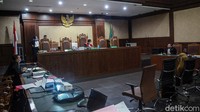 Jaksa menyatakan pada 2019-2020, Pinangki yang saat itu masih berdinas sebagai jaksa, menyembunyikan atau menyamarkan asal-usul harta kekayaannya yang berasal dari kasus korupsi itu dengan cara menukarkan uang USD 337.600 di money changer atau senilai Rp 4,7 miliar.