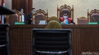 Pinangki dalam kasus ini didakwa menerima suap berkaitan upaya hukum fatwa MA Djoko Tjandra yang saat itu menjadi buron hak tagih (cessie) Bank Bali. Dia disebut jaksa menguasai USD 450 ribu yang diduga berasal dari Djoko Tjandra.