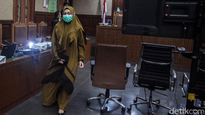 Sidang pleidoi dengan terdakwa Pinangki Sirna Malasari ditunda karena ayahnya meninggal dunia. Pinangki pun langsung menghadiri pemakaman dengan mata sembab.
