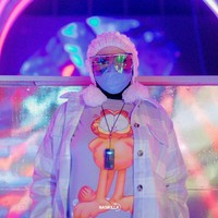 Selain faceshield, Melly Goeslaw juga kerap menggunakan pelindung berupa eyeshield. Kali ini ia juga memakai eyeshield dari Rinaldy Yunardi. Foto: Instagram @melly_goeslaw