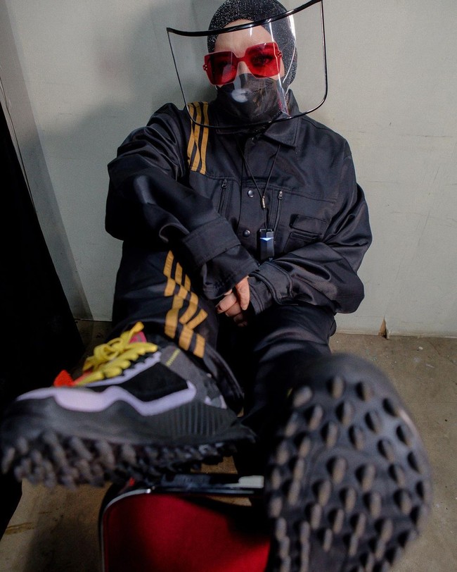 Gaya nyentrik itu semakin mencuri perhatian saat dipadukan dengan sneakers beralas gerigi yang tak kalah unik. Foto: Instagram @melly_goeslaw