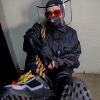 Gaya nyentrik itu semakin mencuri perhatian saat dipadukan dengan sneakers beralas gerigi yang tak kalah unik. Foto: Instagram @melly_goeslaw