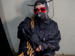 Gaya Unik Melly Goeslaw Pakai Masker & Faceshield Setelah Disemprot Dr Tirta