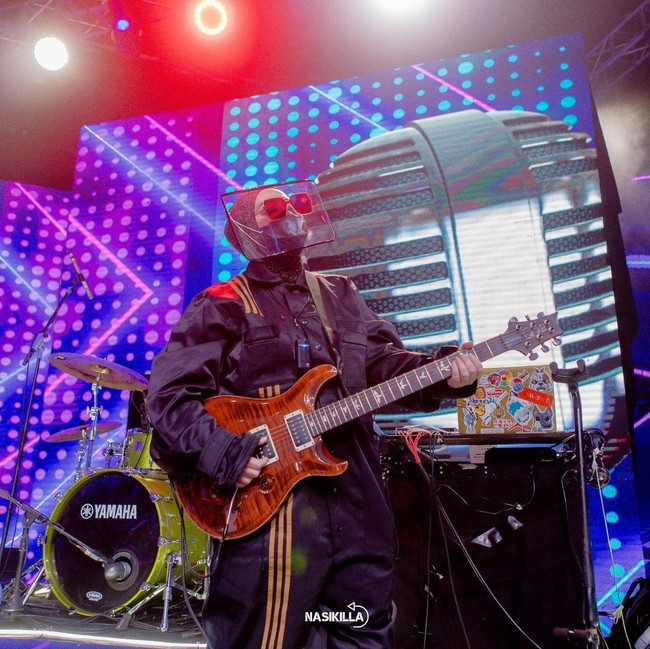 Tak hanya pakai face shield, istri Anto Hoed itu juga mengenakan kacamata sebagai pelengkap penampilan sekaligus perlindungan ekstra. Kacamata merah itu cocok melengkapi busananya yang serba hitam. Foto: Instagram @melly_goeslaw