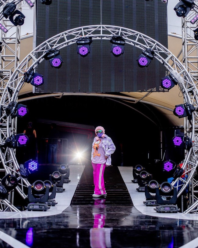 Sebelumnya Melly sempat memprotes cara Dr Tirta menegurnya dengan cara yang dianggap kurang baik. Belakangan Melly pun sering mengunggah fotonya dengan masker sekaligus face shield ketika mengisi acara. Foto: Instagram @melly_goeslaw