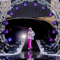 Sebelumnya Melly sempat memprotes cara Dr Tirta menegurnya dengan cara yang dianggap kurang baik. Belakangan Melly pun sering mengunggah fotonya dengan masker sekaligus face shield ketika mengisi acara. Foto: Instagram @melly_goeslaw