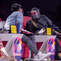 Melly memang sering mengunggah gaya-gayanya yang unik di Instagram. Dalam foto ini, penyanyi dan penulis lagu itu pun memperlihatkan bagaimana ia syuting dengan masker dan face shield. Berbeda dengan face shield biasa, item itu hadir dengan desain futuristik. Foto: Instagram @melly_goeslaw