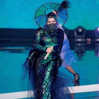 Dalam tampilan berikut, Melly Goeslaw mengenakan gaun dengan headpiece yang seolah bisa berfungsi sebagai faceshield. Headpiece karya Rinaldy Yunardi itu pun melengkapi penampilannya. Foto: Instagram @melly_goeslaw