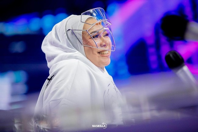 Melly Goeslaw sempat berseteru dengan Dr Tirta karena kedapatan hanya pakai face shield tanpa masker saat tampil di sebuah acara. Ketika itu, dokter influencer tersebut langsung menyompret dengan mengunggah foto Melly di Instagram. Hal ini sempat menimbulkan perseteruan di antara mereka.Foto: Instagram @melly_goeslaw