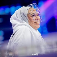 Melly Goeslaw sempat berseteru dengan Dr Tirta karena kedapatan hanya pakai face shield tanpa masker saat tampil di sebuah acara. Ketika itu, dokter influencer tersebut langsung menyompret dengan mengunggah foto Melly di Instagram. Hal ini sempat menimbulkan perseteruan di antara mereka.Foto: Instagram @melly_goeslaw