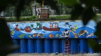 Mural bertema Kehidupan Sungai ini mempercantik bantaran Sungai Ciliwung.