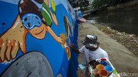 Butuh kesabaran dalam membuat mural ini.