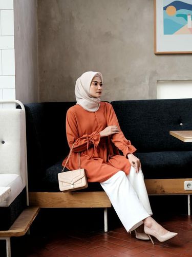 Onlineshop yang memakai jasa endorse selebgram.