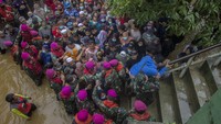 Warga antre untuk mendapatkan paket bantuan sembako Presiden Joko Widodo di Desa Pekauman Ulu, Kabupaten Banjar, Kalimantan Selatan, Senin (18/1/2021).