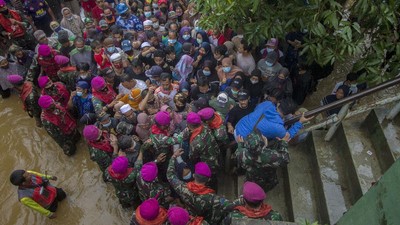 Korban Banjir Kalsel Antre Dapat Paket Bantuan dari Jokowi