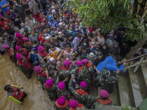 Korban Banjir Kalsel Antre Dapat Paket Bantuan dari Jokowi