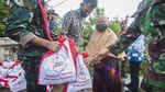 Korban Banjir Kalsel Antre Dapat Paket Bantuan dari Jokowi
